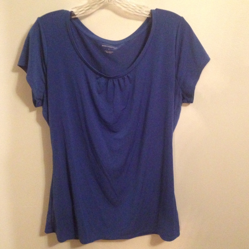 Nice fitting bright blue shirt, fits more like a M
